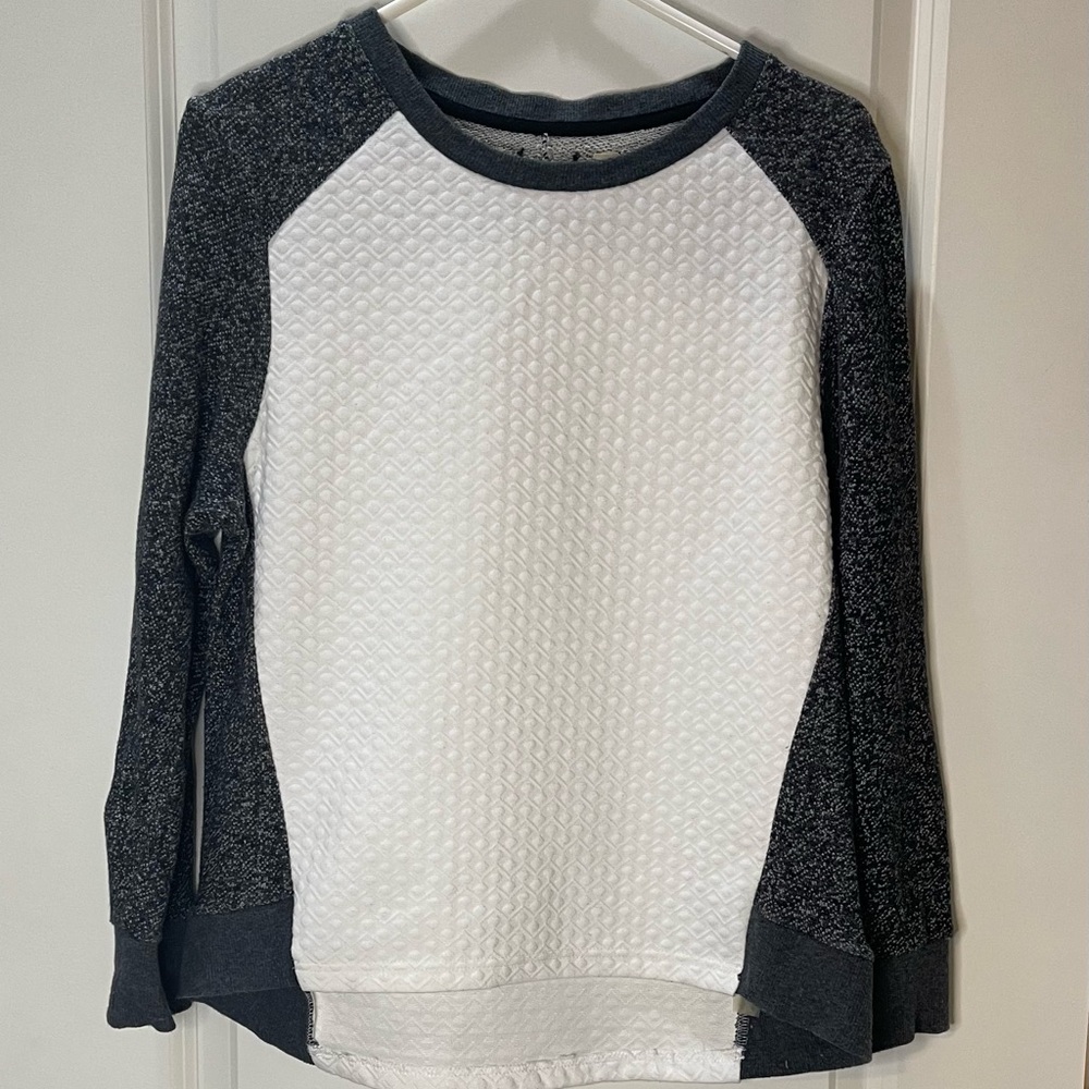 blanc noir White & Charcoal Quilted Raglan Pullover
